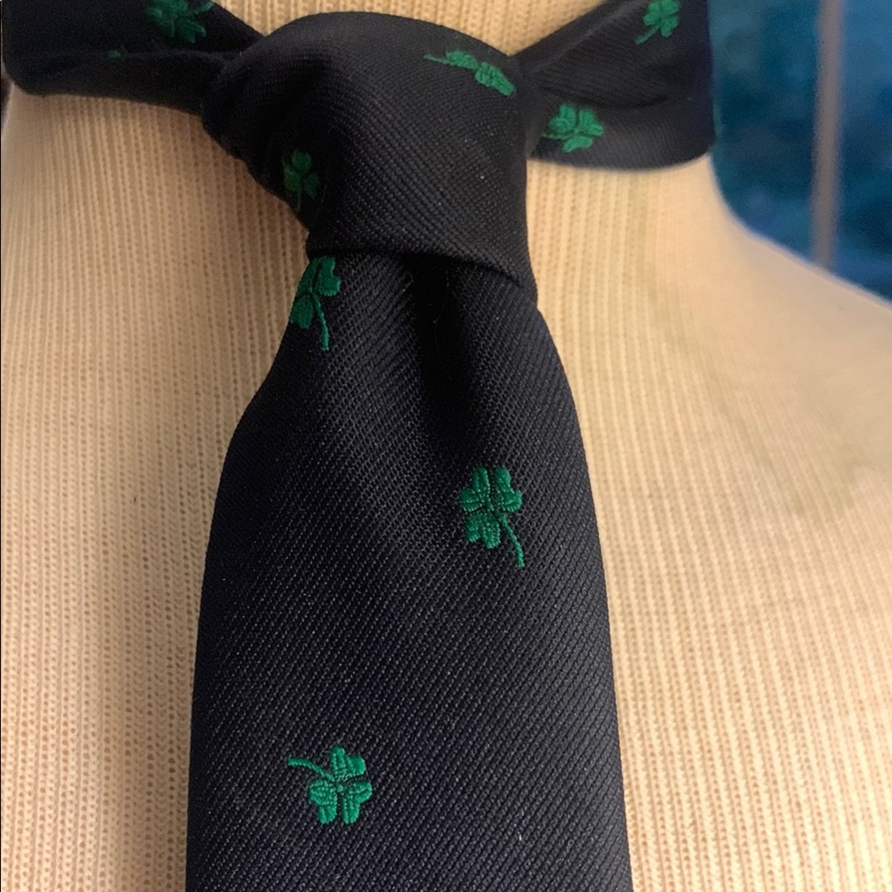 IRISH IRELAND EMBROIDERED SHAMROCKS ON NAVY POLY TWILL NECKTIE